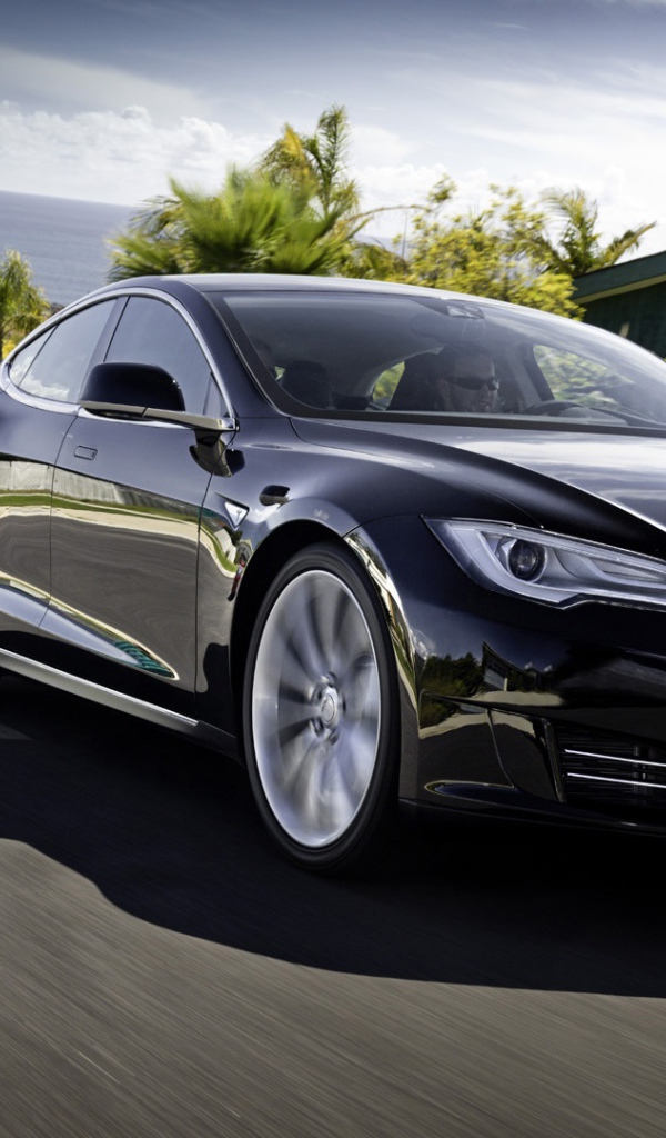 Черный электромобиль Тесла на трассе 