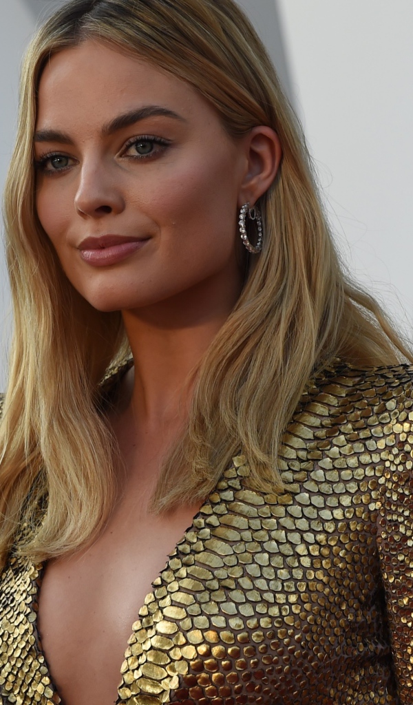 Блондинка актриса Марго Робби в золотом платье