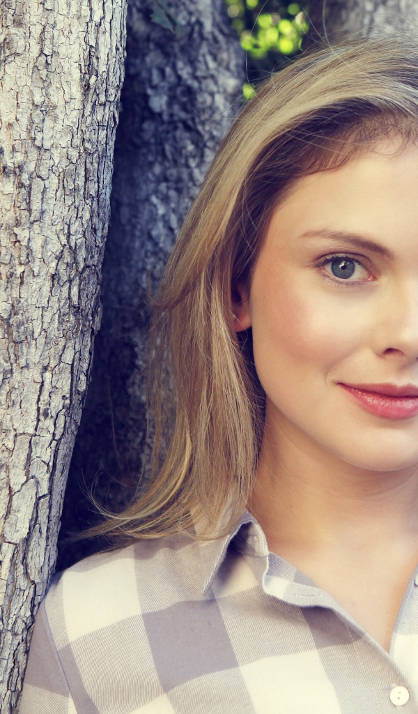 Голубоглазая актриса Роуз МакАйвер у дерева 