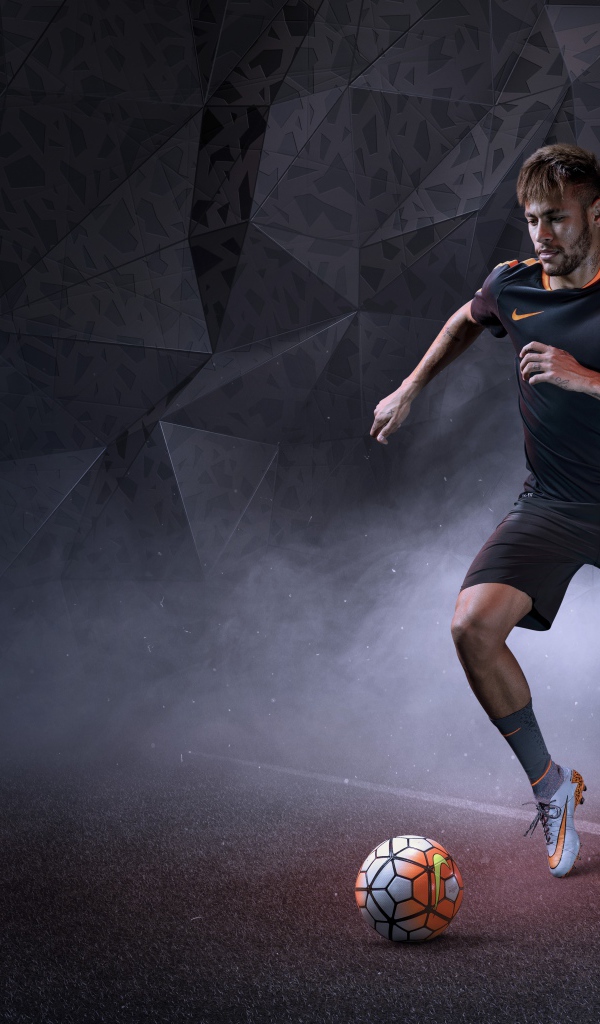 Бразильский футболист Неймар в форме Найк бьет по мячу