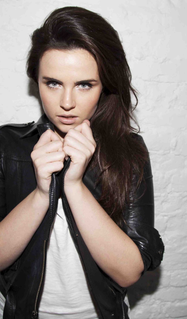 Британская актриса Эмер Кенни в черной кожаной куртке