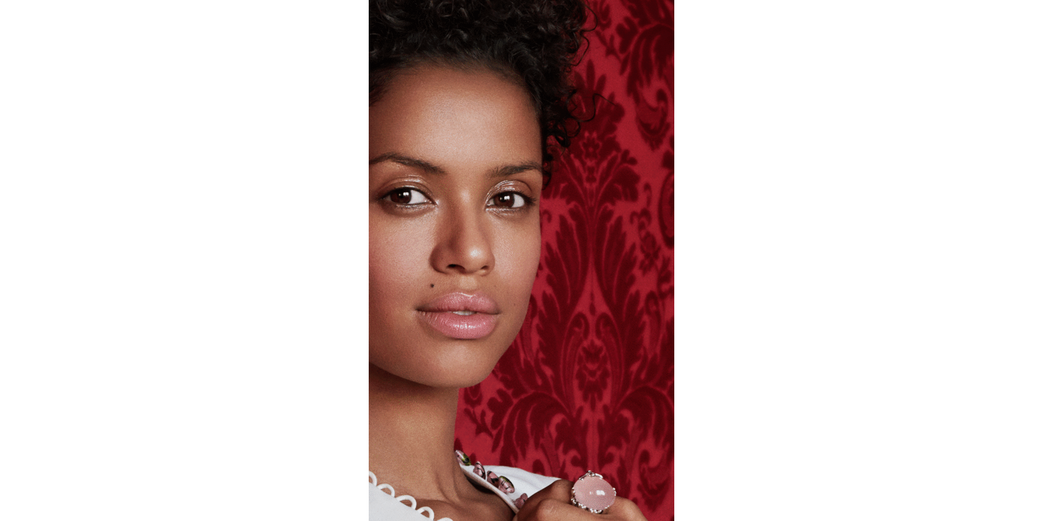 Британская актриса Гугу Мбата-Роу на красном фоне