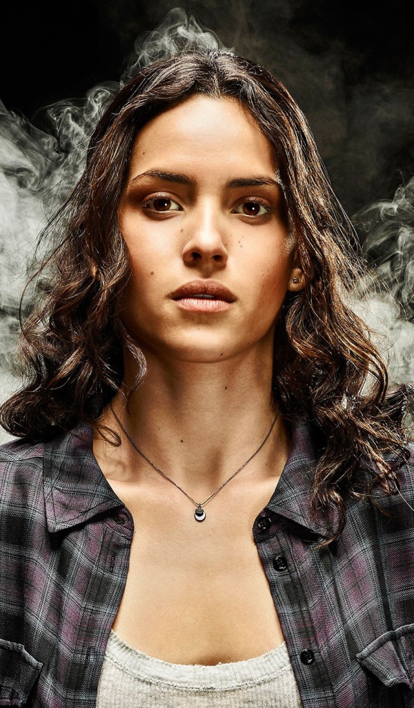 Кареглазая актриса брюнетка Адриа Архона