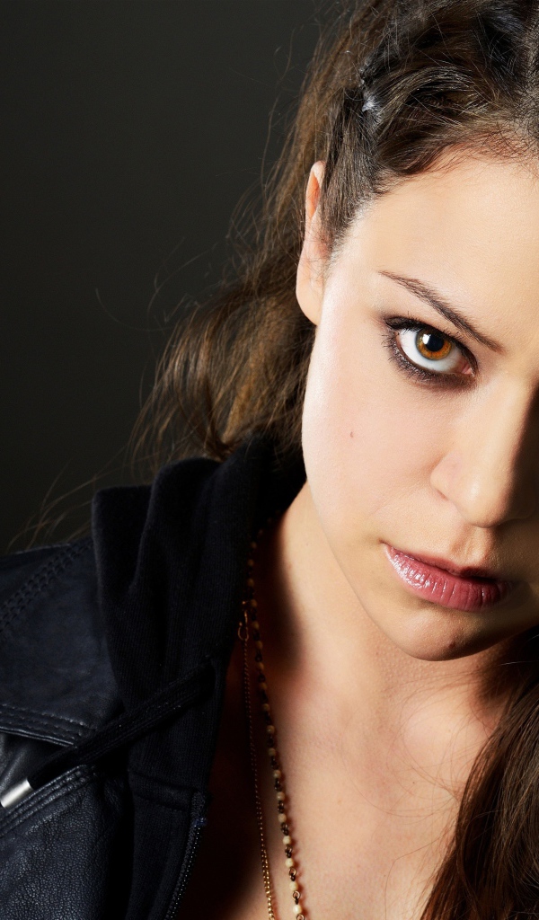 Кареглазая брюнетка канадская актриса Татьяна Маслани