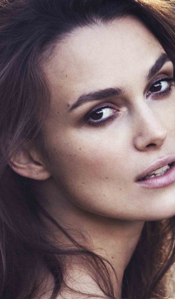 Кареглазая брюнетка актриса Кира Найтли