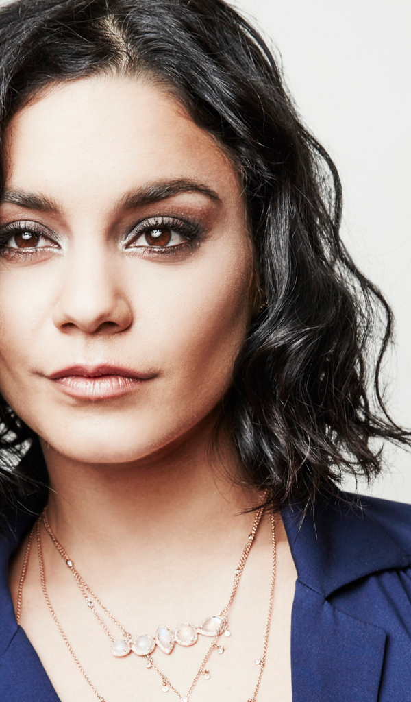 Кареглазая молодая актриса Ванесса Хадженс 