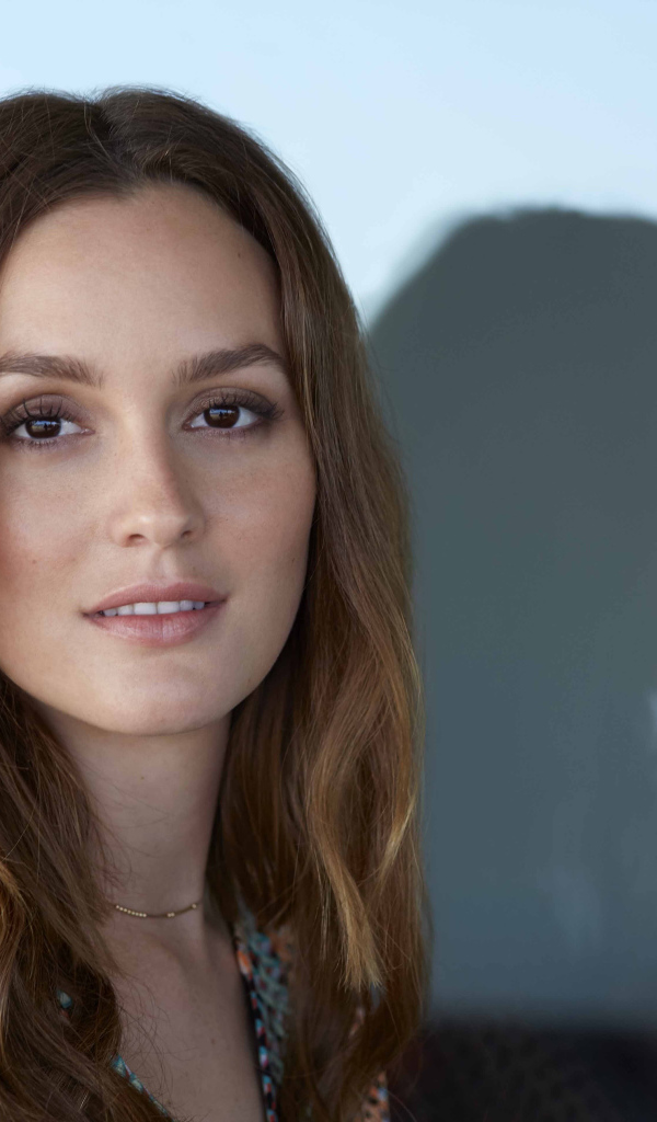 Брюнетка актриса Лейтон Мистер 