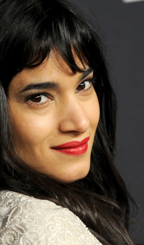 Брюнетка актриса София Бутелла с красными губами