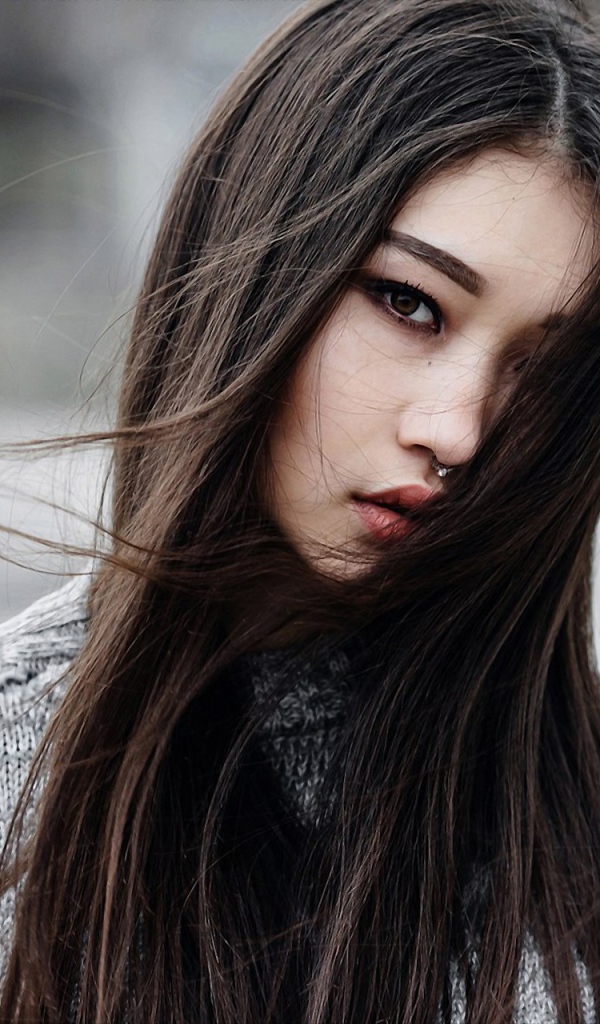 Девушка брюнетка азиатка с пирсингом в носу 