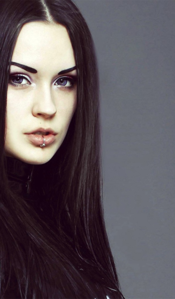 Девушка брюнетка с пирсингом в губе 