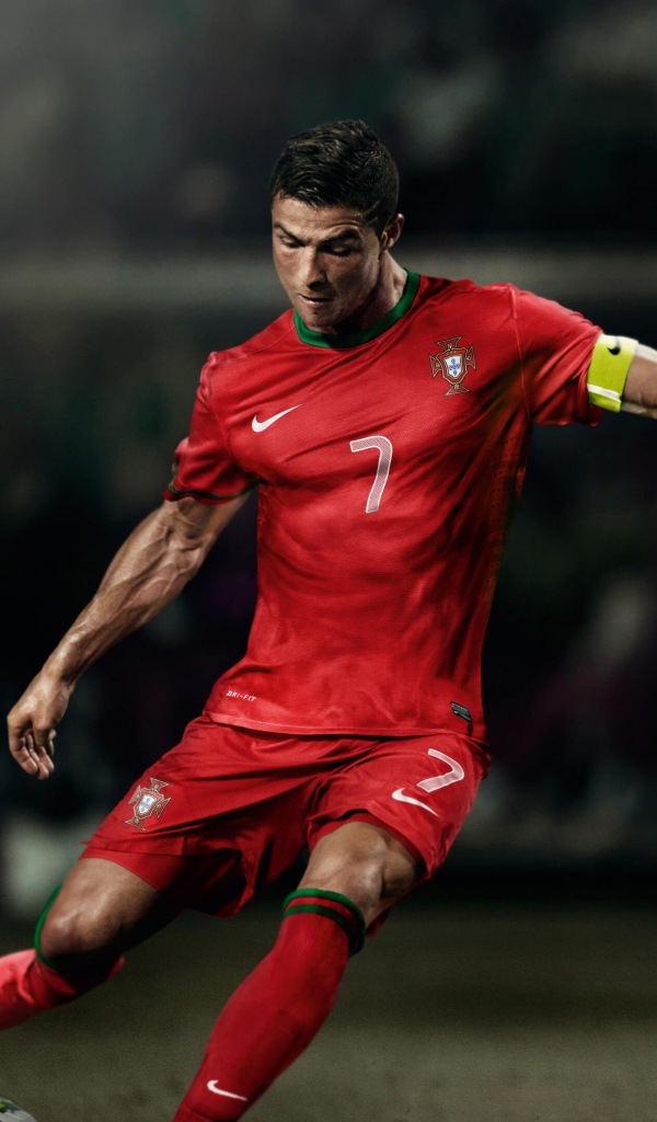 Криштиану Роналду с мячом на футбольном поле 