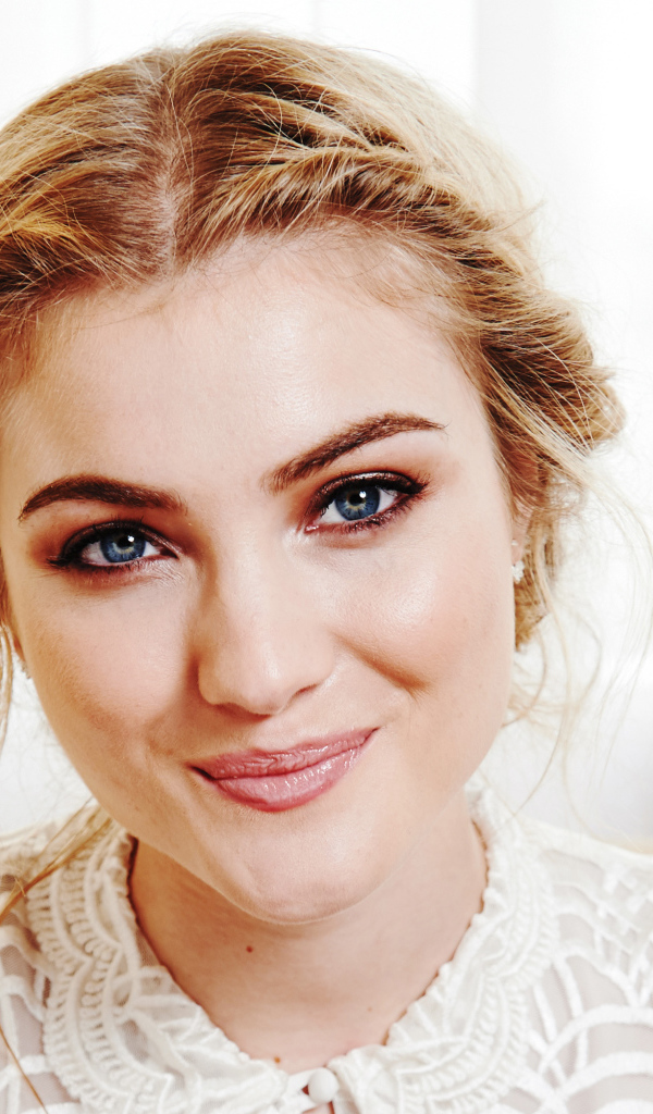 Милая голубоглазая блондинка актриса Скайлер Сэмюэлс