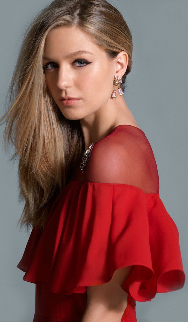 Нежная актриса Мелисса Бенойст в красном платье на сером фоне