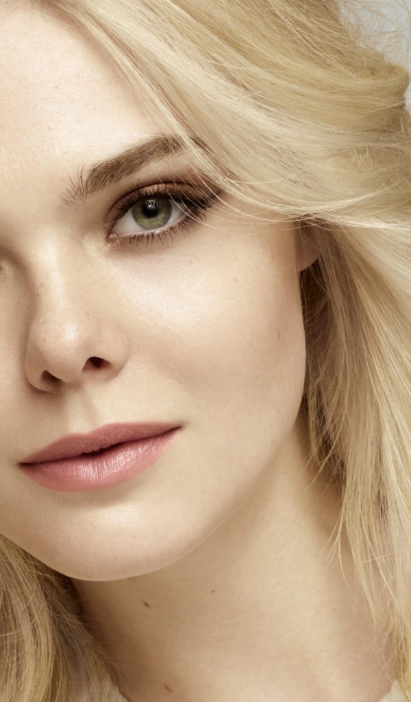 Нежная блондинка актриса Эль Фаннинг