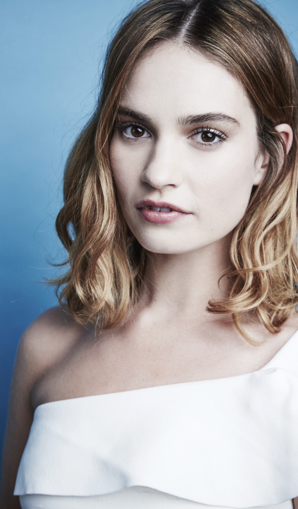 Нежная блондинка актриса Лили Джеймс