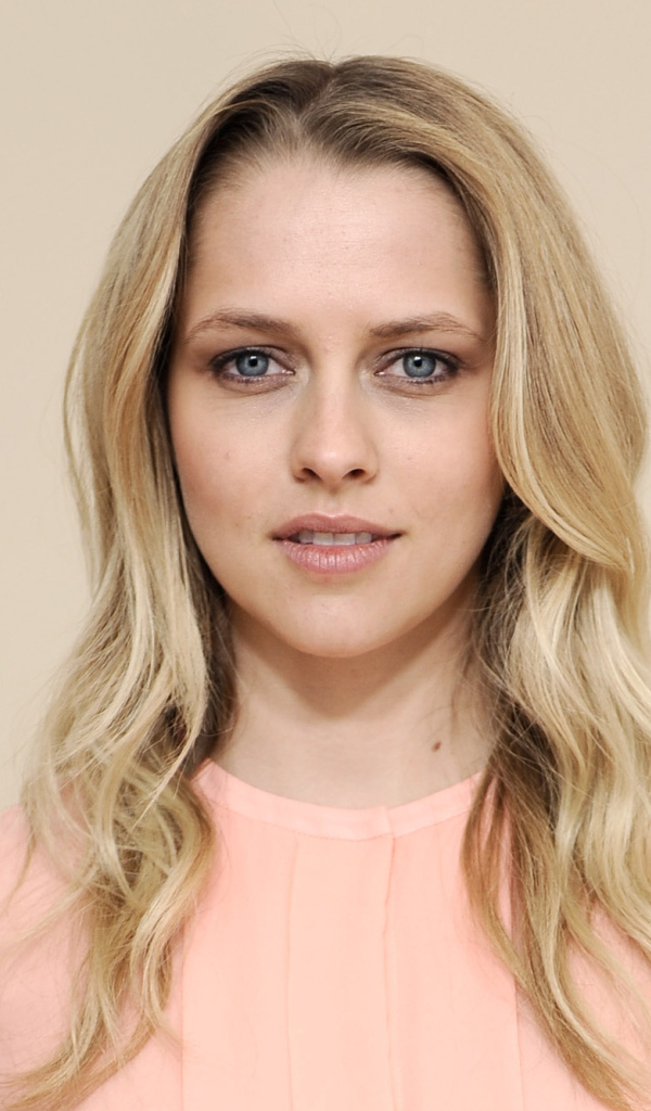 Нежная блондинка актриса Тереза Палмер в розовом платье 