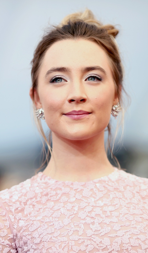 Нежная молодая актриса Сирша Ронан в красивом наряде