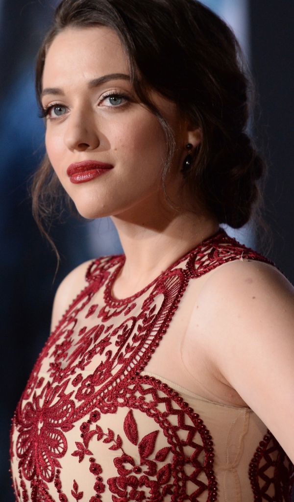 Эффектная актриса Кэт Деннингс в красивом платье