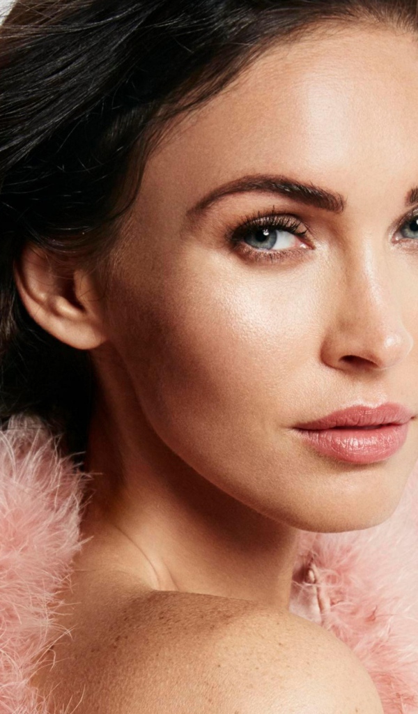 Эффектная актриса Меган Фокс с татуировкой на руке