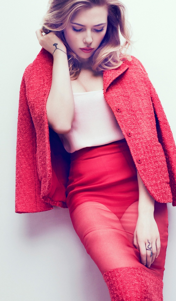 Эффектная блондинка  Скарлетт Йоханссон в красном костюме