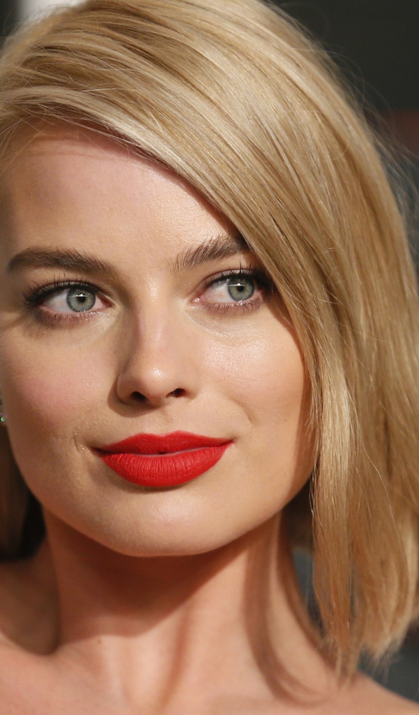 Эффектная блондинка с красными губами актриса Марго Робби