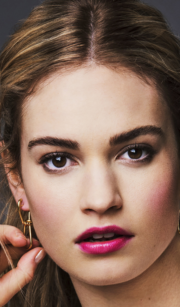 Эффектная девушка актриса Лили Джеймс