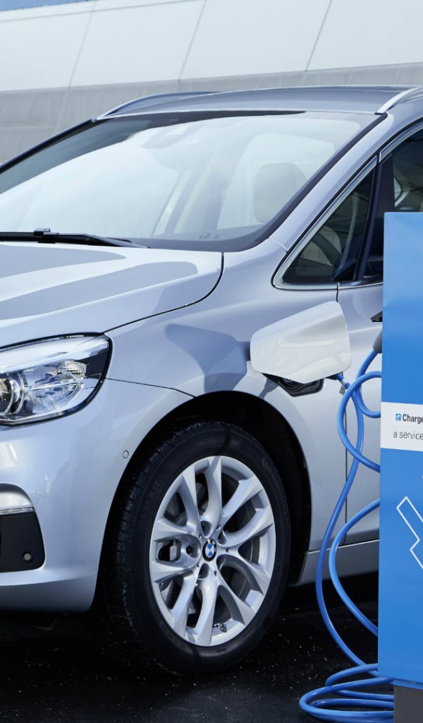 Электромобиль BMW 225xe Active Tourer 2016 на зарядке 