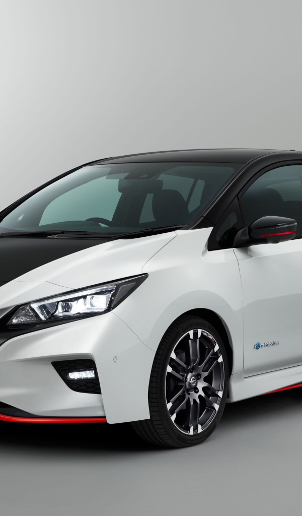 Электромобиль  Nissan Leaf Nismo на сером фоне
