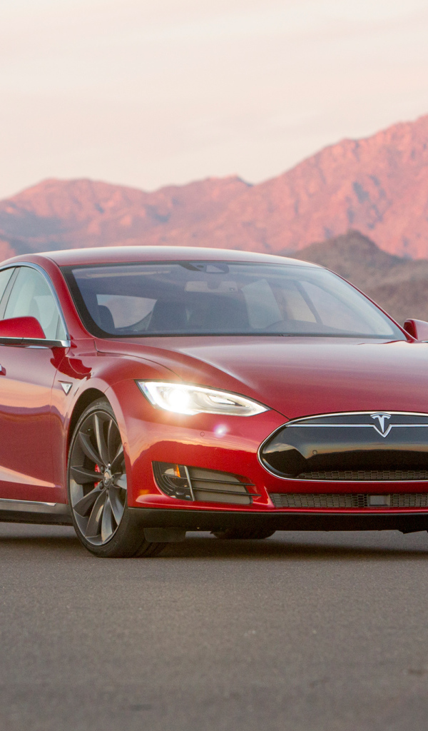 Электромобиль Tesla S P90D модель 2015 года 