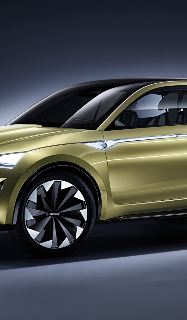Электромобиль Skoda Vision E цвета золотой металлик на сером фоне