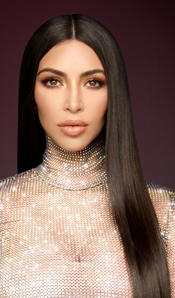 Знаменитая актриса,  модель Ким Кардашьян с длинными волосами