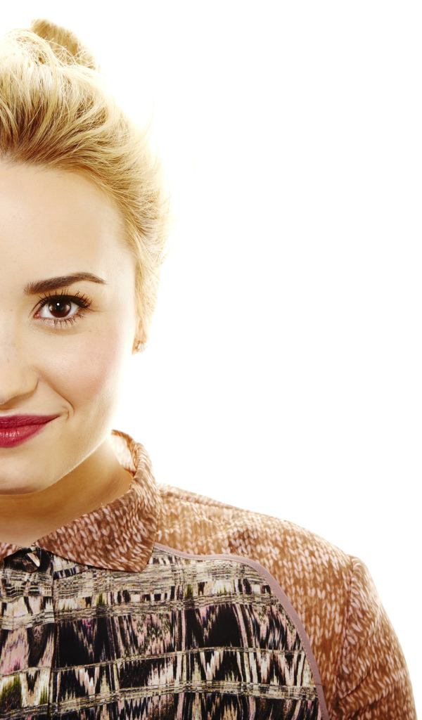 Знаменитая актриса, певица Деми Ловато фото на белом фоне