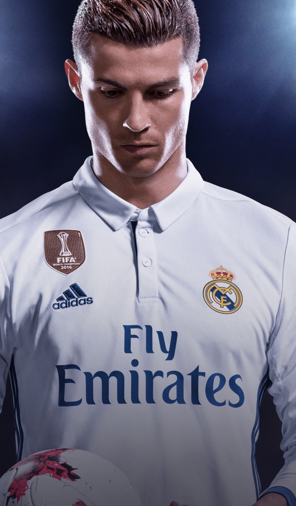 Известный футболист Криштиану Роналду с мячом