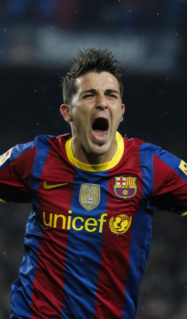 Футболист  Давид Вилья радуется забитому голу