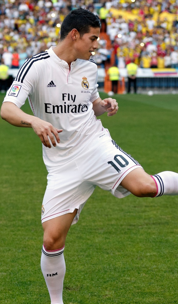 Футболист Хамес Родригес играет с мячом 