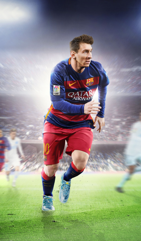 Футболист Лионель Месси бежит по футбольному полю