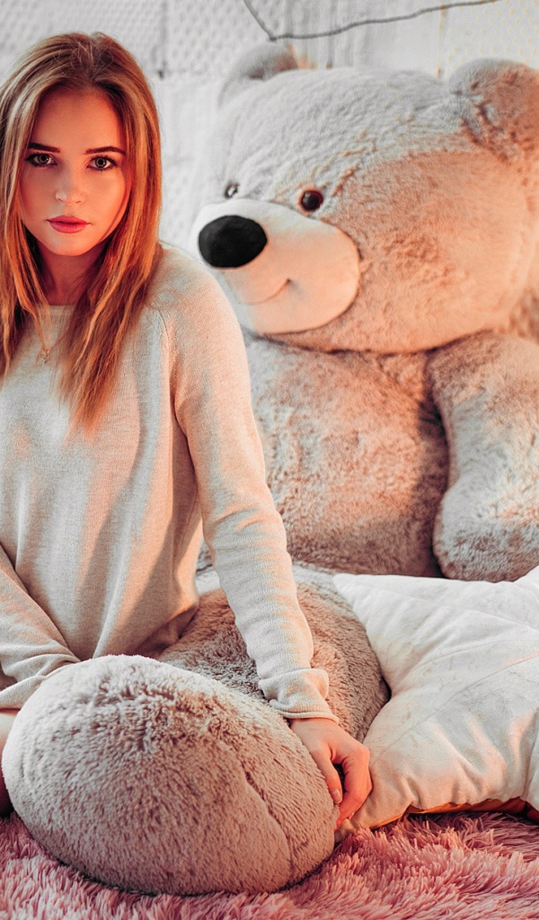 Девушка актриса Полина Гренц с большим плюшевым медведем 
