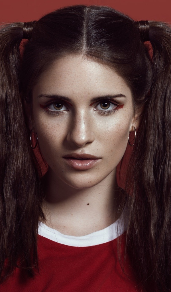 Девушка спортсменка с хвостиками на голове 