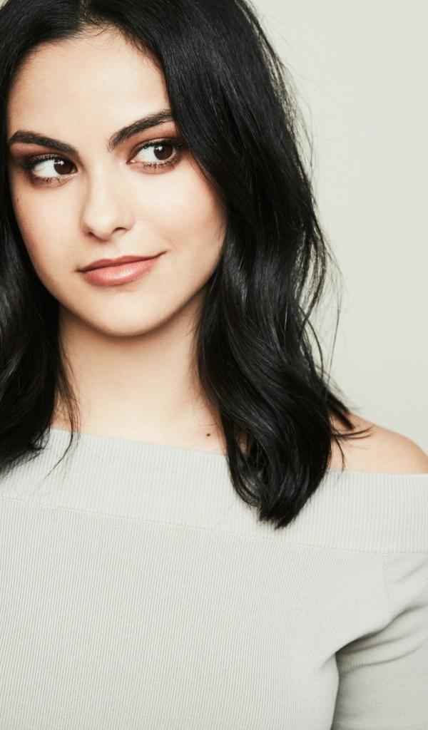 Девушка брюнетка актриса Камила Мендес фото на сером фоне