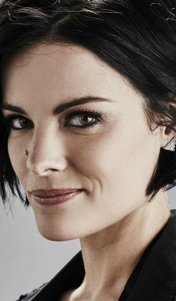 Девушка брюнетка актриса Джейми Александр 