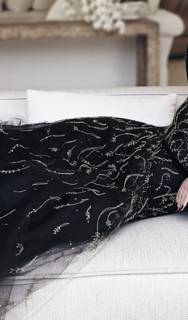 Девушка певица Адель в красивом черном платье 