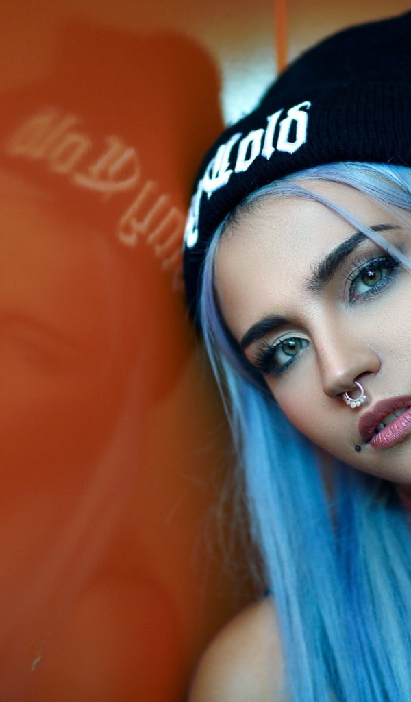 Девушка с голубыми волосами и пирсингом в носу 