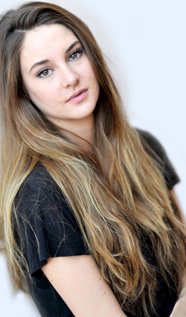 Девушка с длинными волосами, актриса Шейлин Вудли 