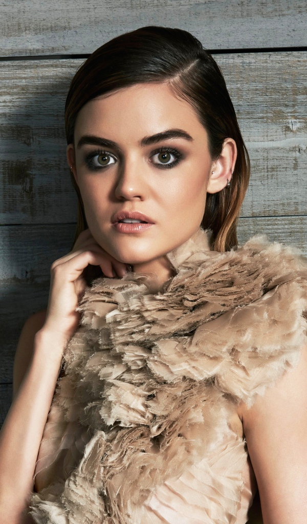 Зеленоглазая актриса брюнетка Люси Хейл 