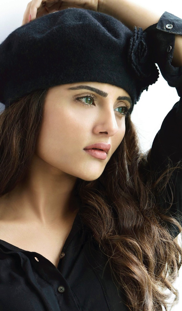 Индийская актриса Акза Бхатт в черном берете