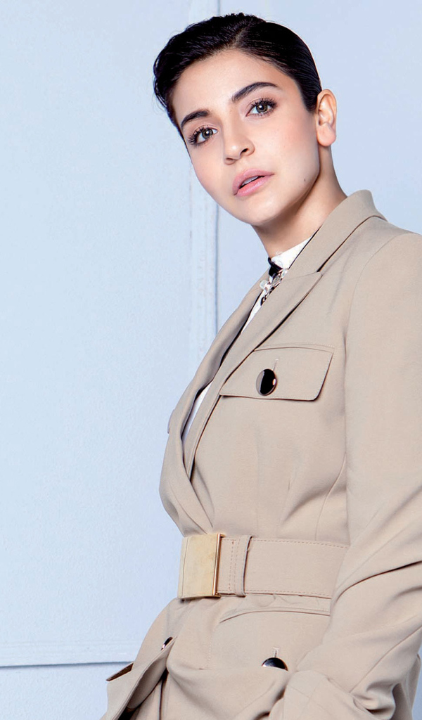 Индийская актриса, модель Анушка Шарма в пальто