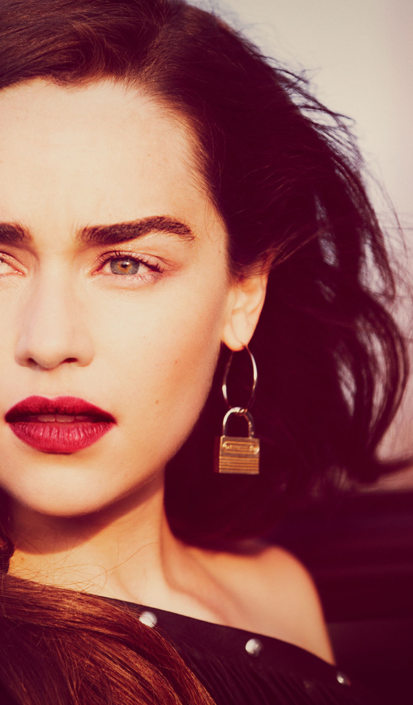 Популярная актриса Эмилия Кларк с сережками в виде замков