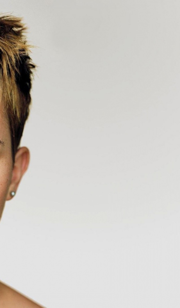 Популярная актриса Эмма Уотсон с короткой стрижкой 