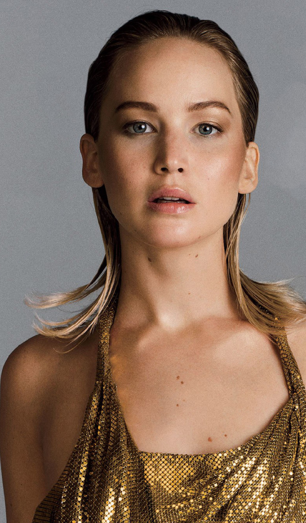 Популярная актриса Дженнифер Лоуренс,  фото на сером фоне