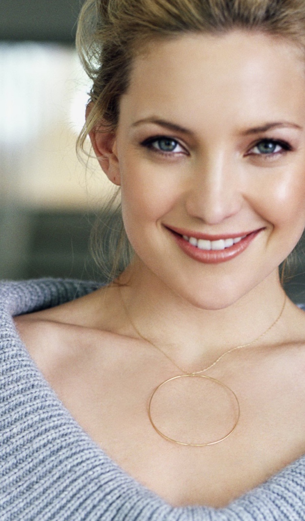 Популярная актриса Кейт Хадсон с красивой улыбкой